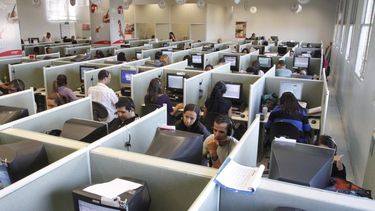 Preocupación y enojo en los empleados del call center por sueldos atrasados