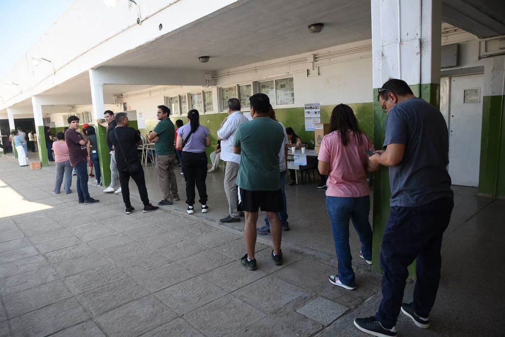 Largas filas. En las escuelas, la espera fue agobiante por la falta de ventilación.