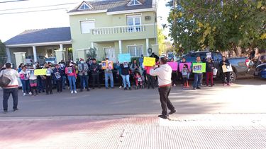 Justicia. Familiares del hombre asesinado se manifiestan frente a la policía.