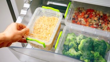 Se infectó con una bacteria por comer un plato del día anterior y tuvieron que amputarle las piernas