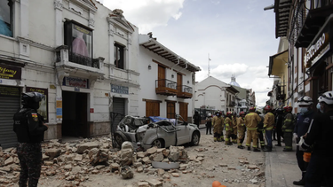 Ya son 15 los muertos y más de 400 los heridos por el sismo que sacudió a Ecuador y Perú