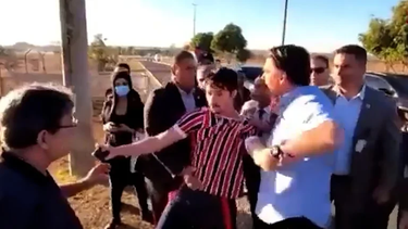 Jair Bolsonaro forcejeó e intentó quitarle el celular a un youtuber