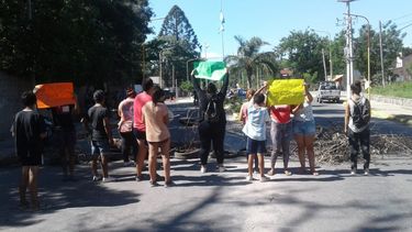 Vecinos cortan ruta 41 para pedir la detención de un presunto abusador