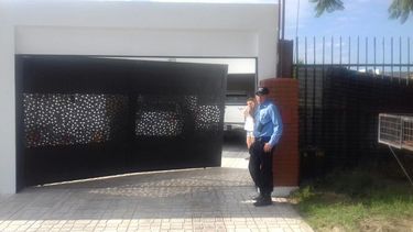 Intentaron asaltar a una familia tirando un portón