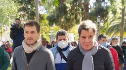 El presidente de la UCR local, Francisco Monti, acompañó al dirigente Facundo Manes en su recorrido por las calles céntricas.  