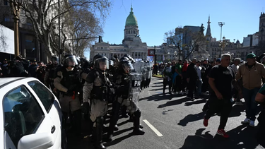 enfrentamientos en el congreso entre manifestantes y prefectura