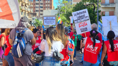 gremios y agrupaciones de izquierda marcharon en rechazo al proyecto de reforma laboral