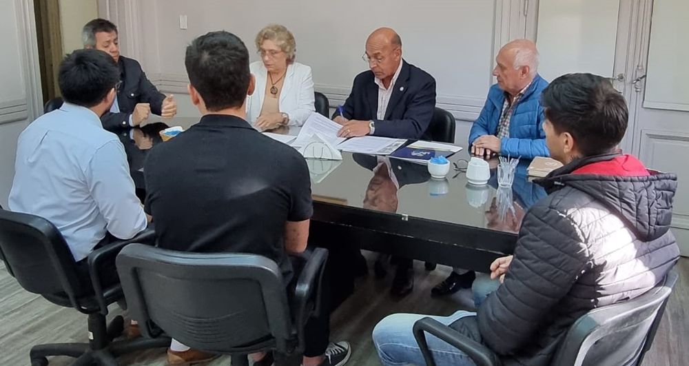 Firma de convenio. Entre el decano Carlos Savio y la empresa LIPAT SAS.