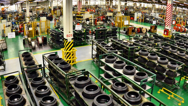Por la crisis, Pirelli frena la producción de neumáticos