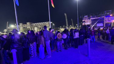 Una multitud espera el ingreso para el show de Valen Vargas y Cazzu