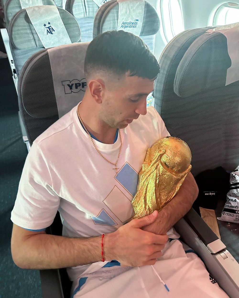 La Copa a upa. El mejor arquero del Mundial celebró en el avión.