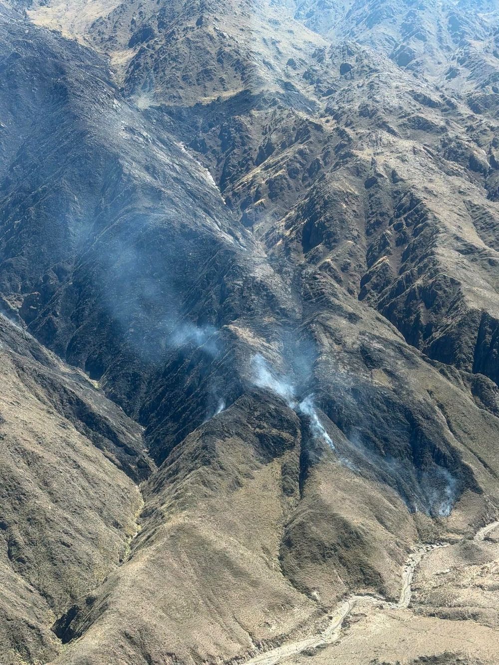 Preocupante. El fuego no da tregua en la zona de Minas Capillitas.