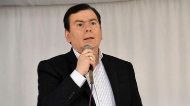 El gobernador santiagueño se quebró una costilla en un accidente en motocicleta