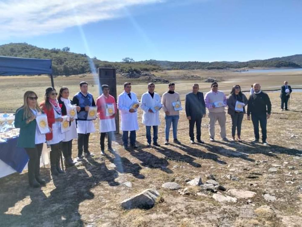 Alumnos de Ancasti prometieron lealtad a la bandera de la patria a orillas del Dique de Ipizca3.jpeg