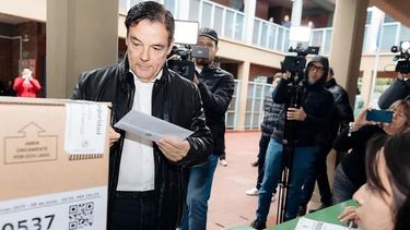 Aliado. Carlos Rovira, exgobernador, votó en las elecciones de ayer.
