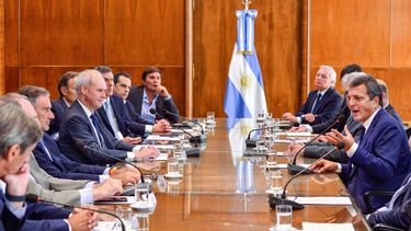 Massa anunció un acuerdo con bancos y compañías de seguro