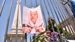 Los restos de Hebe de Bonafini ya descansan en Plaza de Mayo