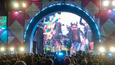 El Patio del Poncho se despidió a puro carnaval con Los Tekis