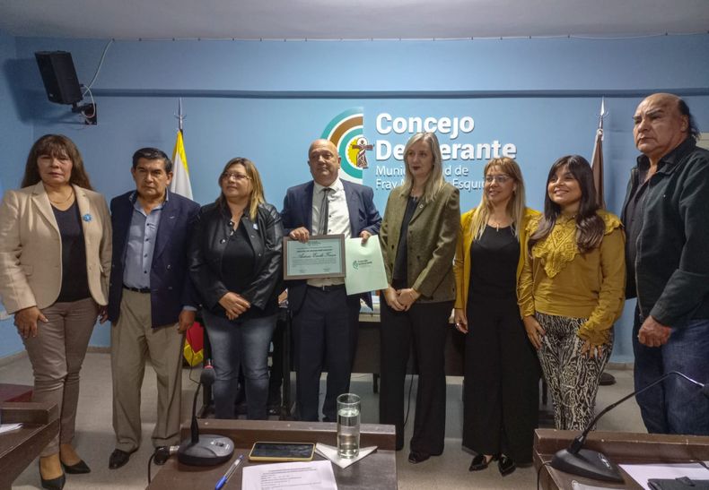 Los familiares del homenajeado recibieron una Plaqueta Recordatoria que destaca al Artista.