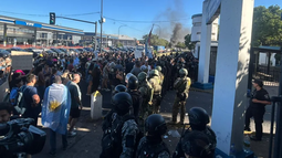 Continúa la protesta policial en Rosario: cortes de tránsito y sirenazos Continúa la protesta policial en Rosario: cortes de tránsito y sirenazos