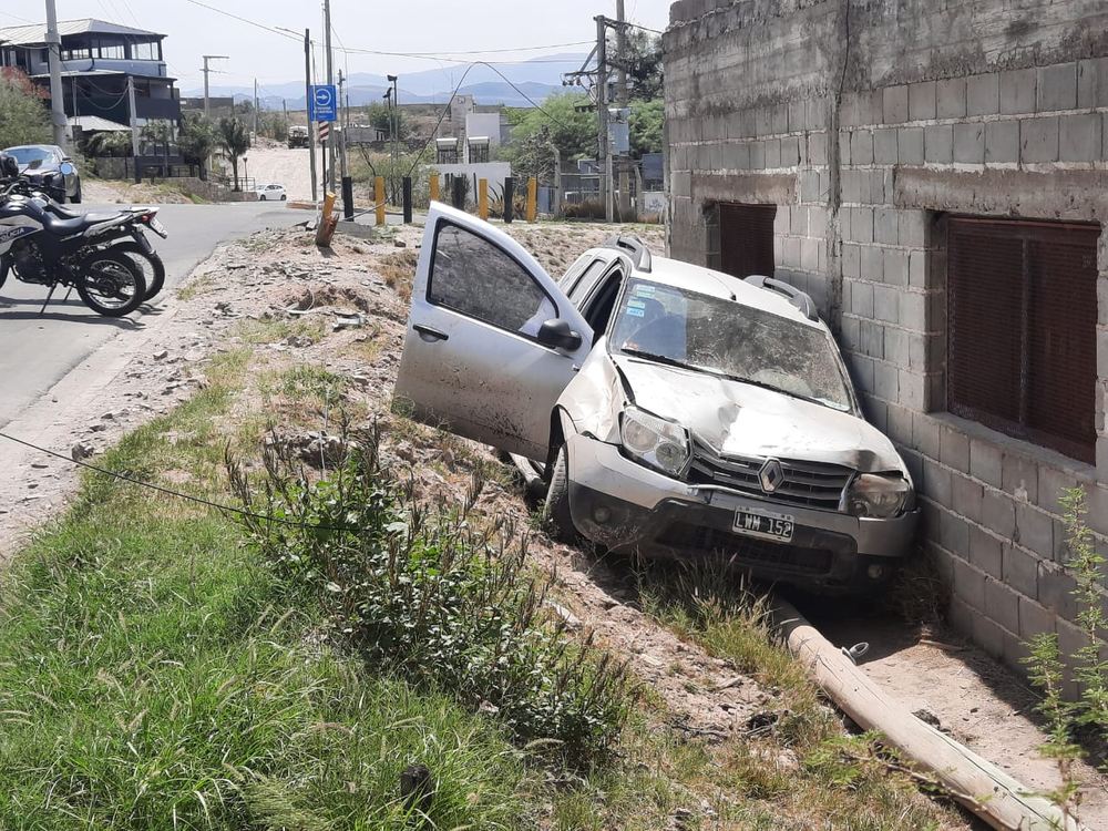 Contra la pared. Así quedó el automovil.&nbsp;