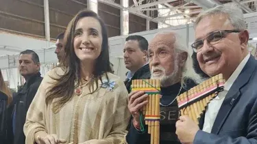 victoria villarruel, recorrio los pabellones de artesanias tras el apertura del poncho