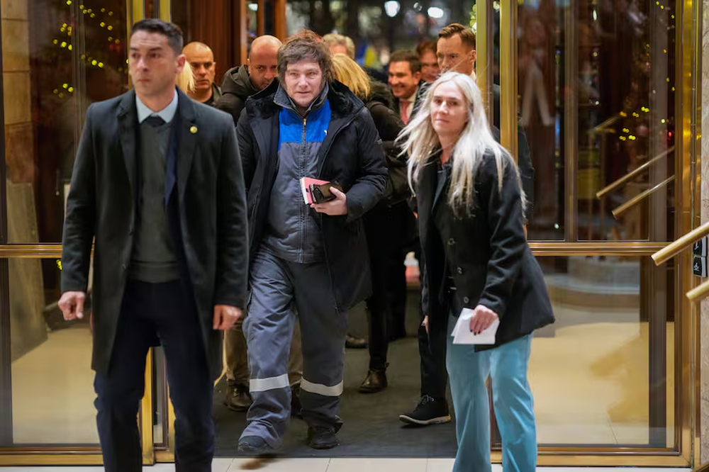 Vestido con un mameluco de YPF, Milei aterrizó en Oslo y se prepara para la ceremonia del Nobel de la Paz