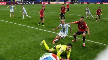 Adentro. Messi remató con todas sus fuerzas para vulnerar a Shobeir y lograr la igualdad parcial, cuando parecía que todo estaba perdido.