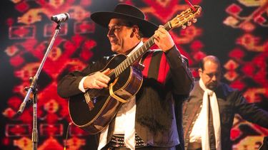 El Chaqueño Palavecino se “puso el Poncho” y se llevó una ovación