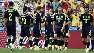 por si algo le faltaba, un rayo impacto en el avion de la seleccion de espana