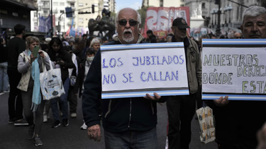 jubilados volvieron a marchar contra el veto de milei