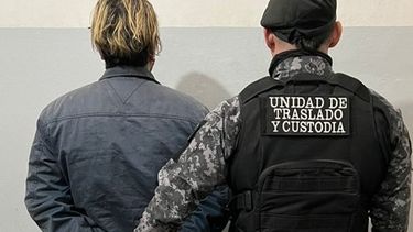 trasladan a un hombre al servicio penitenciario provincial en miraflores