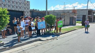 Protesta. Familiares, amigos y vecinos, en el lugar del hecho. Machete ingresa al edificio de fiscalía.&nbsp;