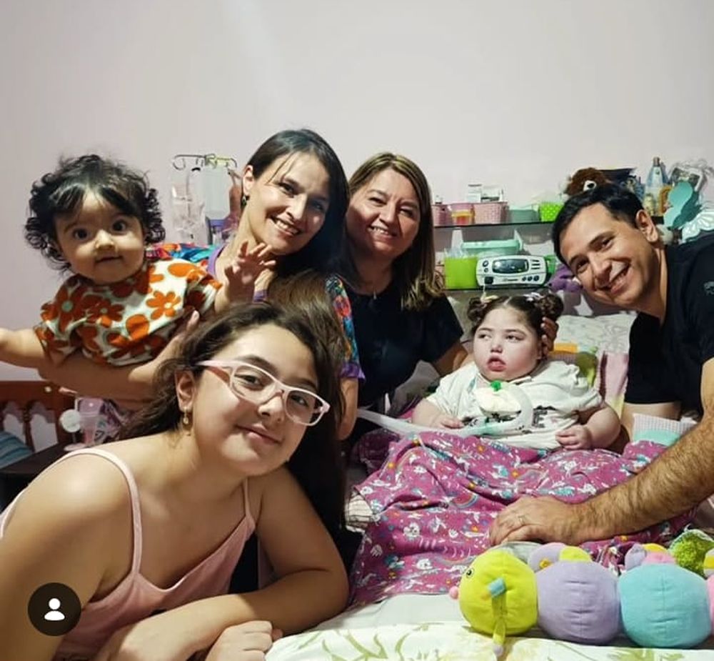 Grupos. La mamá contó cómo se comunica con familias que ya viajaron.