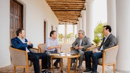 El gobernador Raúl Jalil recibió al intendente de Londres, Roberto Rodríguez, para coordinar obras que serán incluidas en el Presupuesto 2026. El gobernador Raúl Jalil recibió al intendente de Londres, Roberto Rodríguez, para coordinar obras que serán incluidas en el Presupuesto 2026.