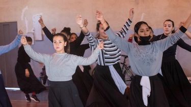 Preparación. el ballet seleccionado en las audiencias se prepara para la apertura de la Fiesta del Poncho.