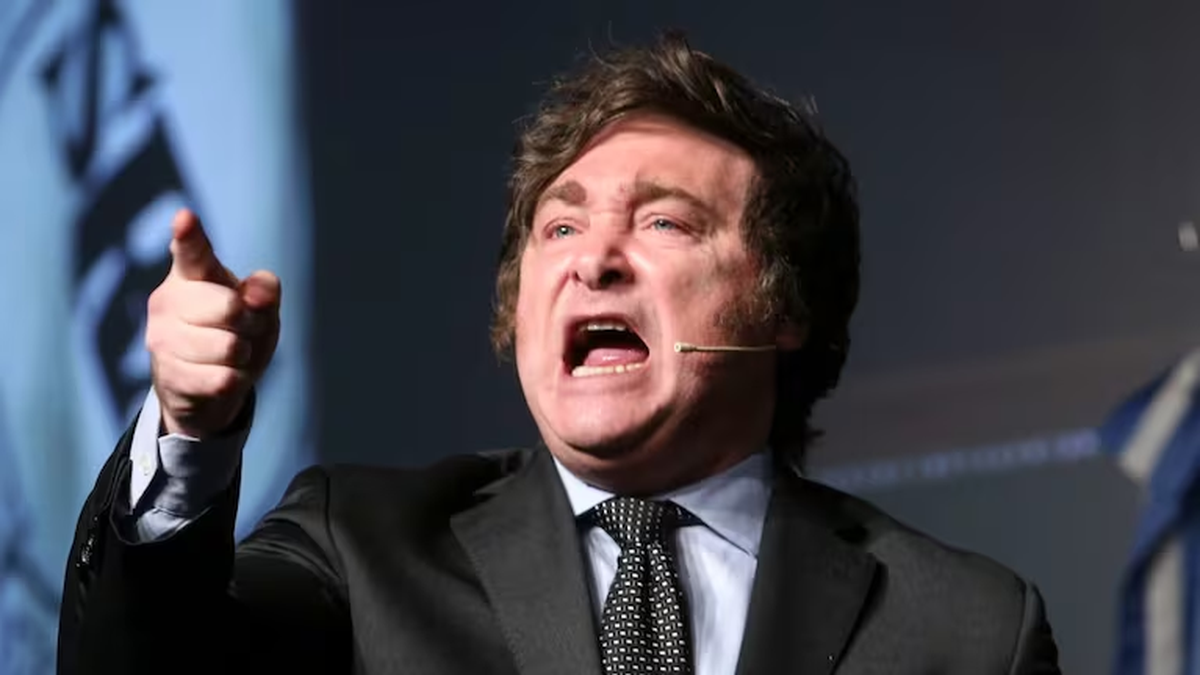 Milei volvió a cargar contra la prensa y vinculó a un periodista con el nazismo