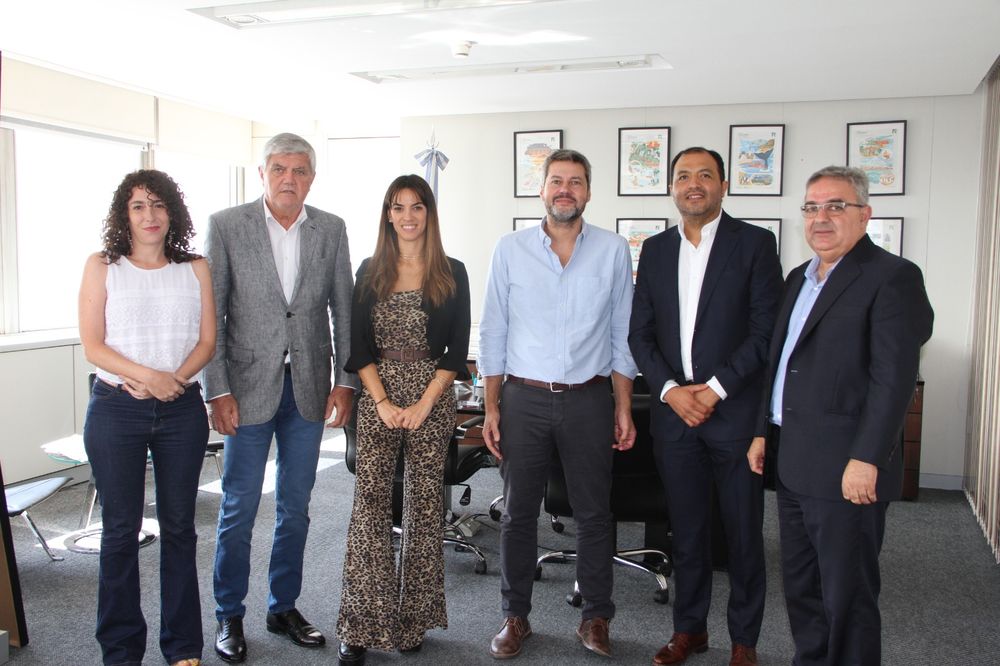 Firma de convenio. Construirán una nueva hostería en Santa María.