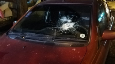 Mujer arrojó piedras a un automóvil