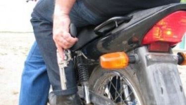 Motochorros le robaron a una niña y la manosearon
