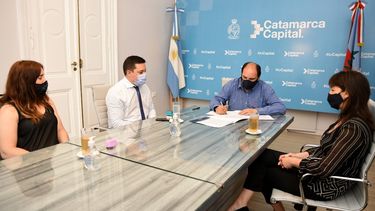 Firman convenio para apoyar a las cooperativas en la Capital