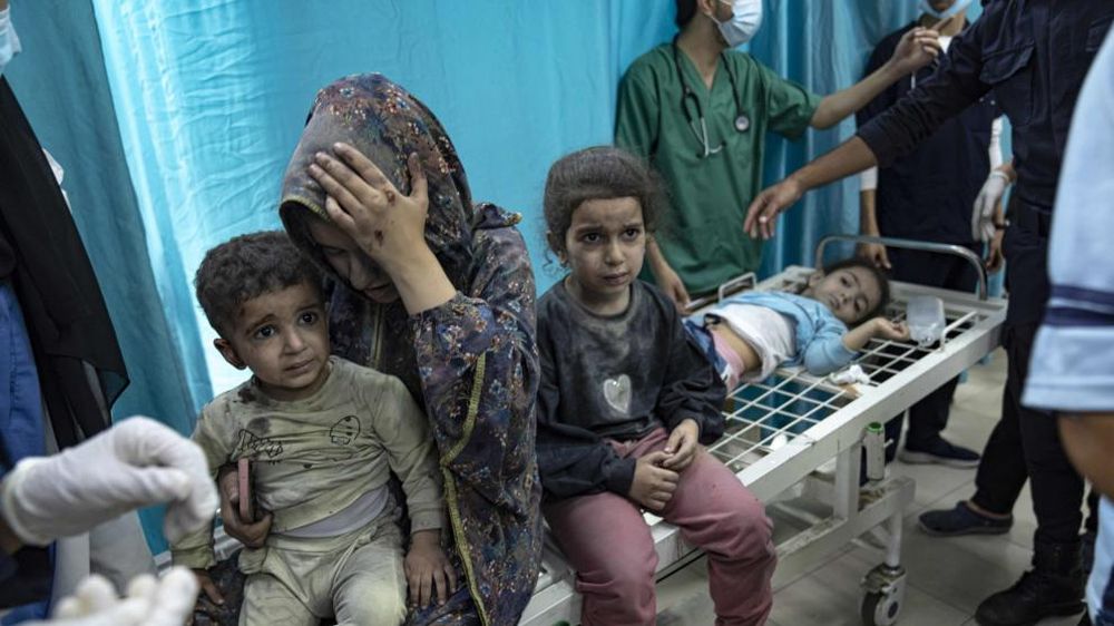 Una mujer y sus hijos esperan ser atendidos en un hospital en Gaza. Foto Archivo