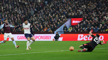 La atajada espectacular de Dibu Martínez en el triunfo de Aston Villa sobre Tottenham