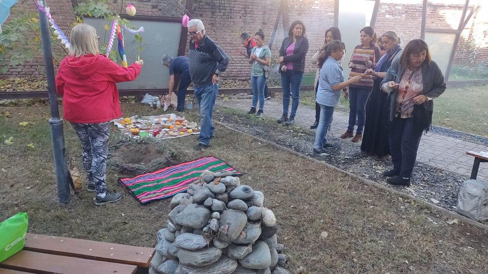 Emotivo. Alimentos, alcohol y pedidos en oración para la madre tierra en la Casa de la Cultura.