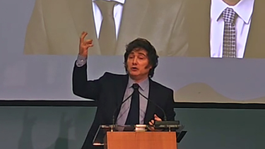 imbecil malnacido: javier milei se enojo por un telefono que sonaba durante su discurso y era el suyo