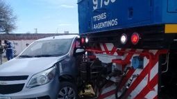 Un auto fue arrollado por un tren de cargas