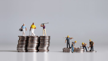 los mas pobres destinan un tercio de sus ingresos a impuestos y los ricos apenas un cuarto