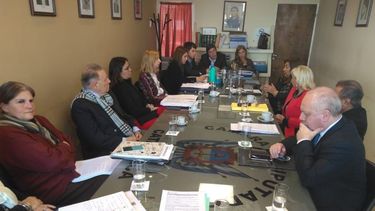 Diputados reunidos con escribanos