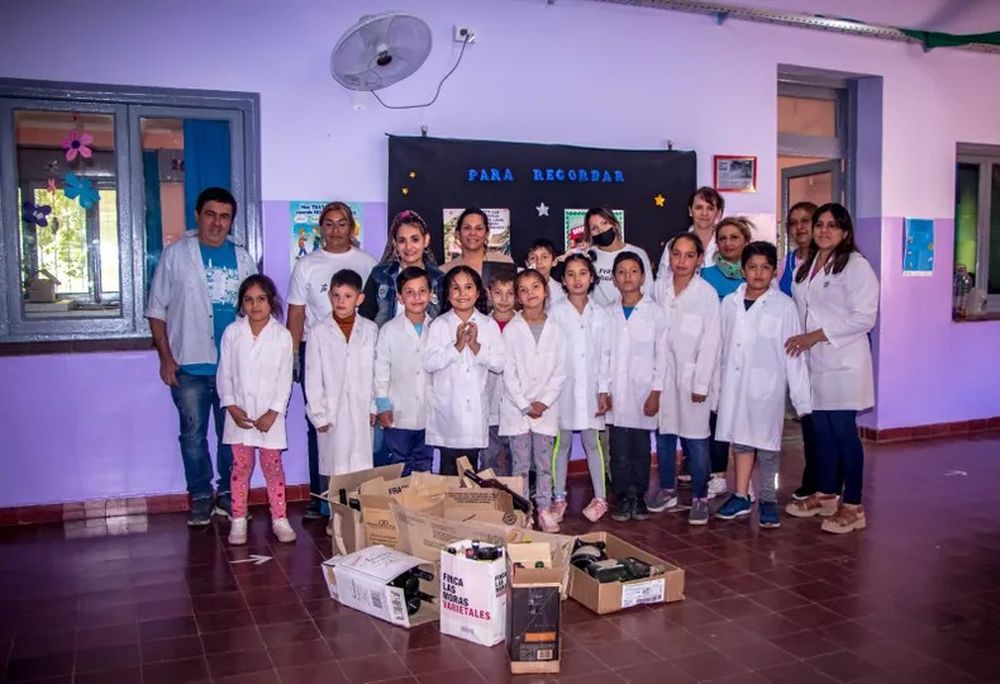 Entusiasmo. Los chicos, padres y docentes se sumaron a la iniciativa.