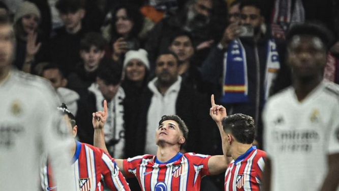 Golazo de Álvarez, pero Atlético cayó ante Real 2-1